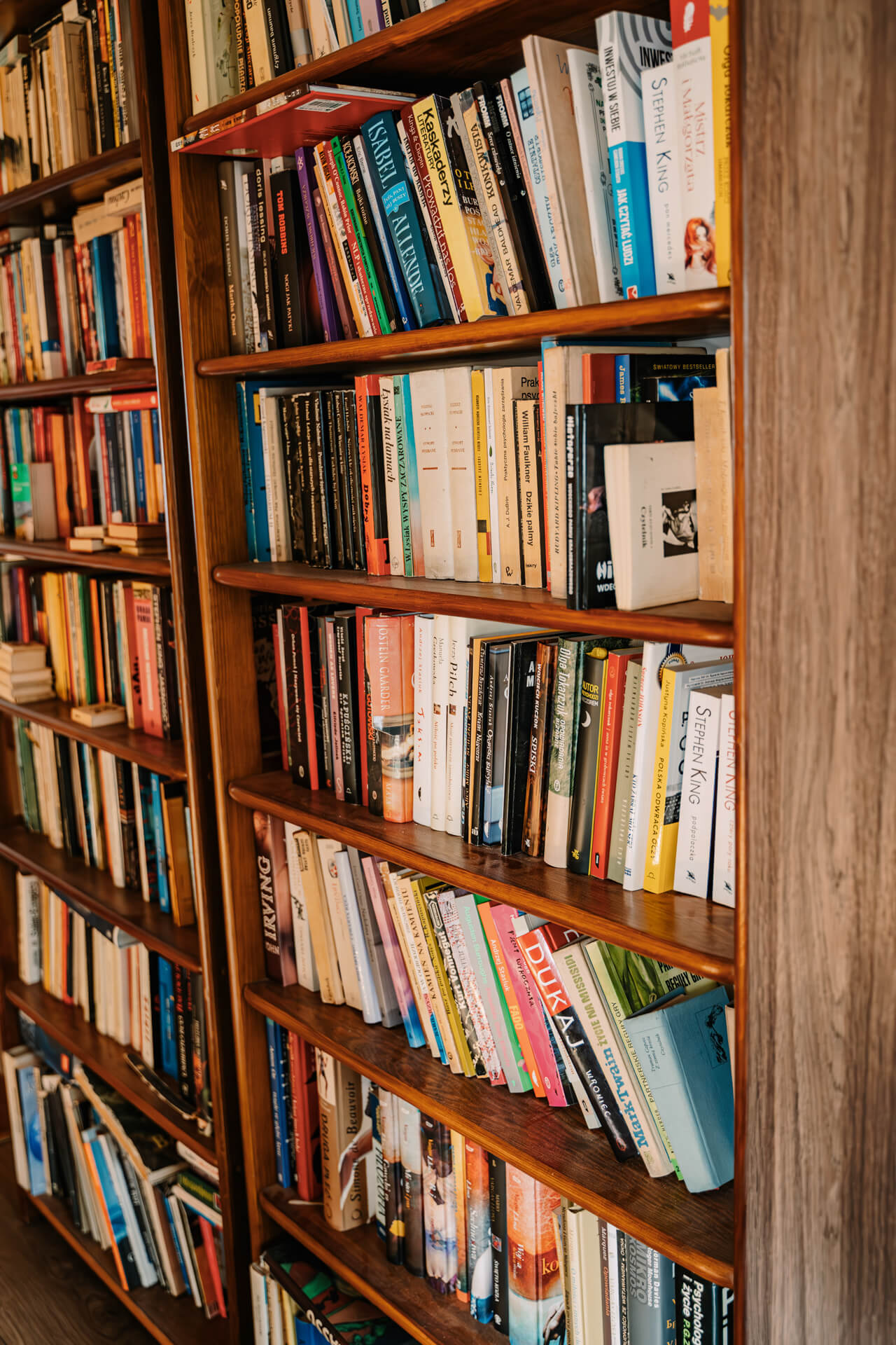 biblioteczka do dyspozycji gości w całorocznej agroturystyce z wyżywieniem w Borach Tucholskich