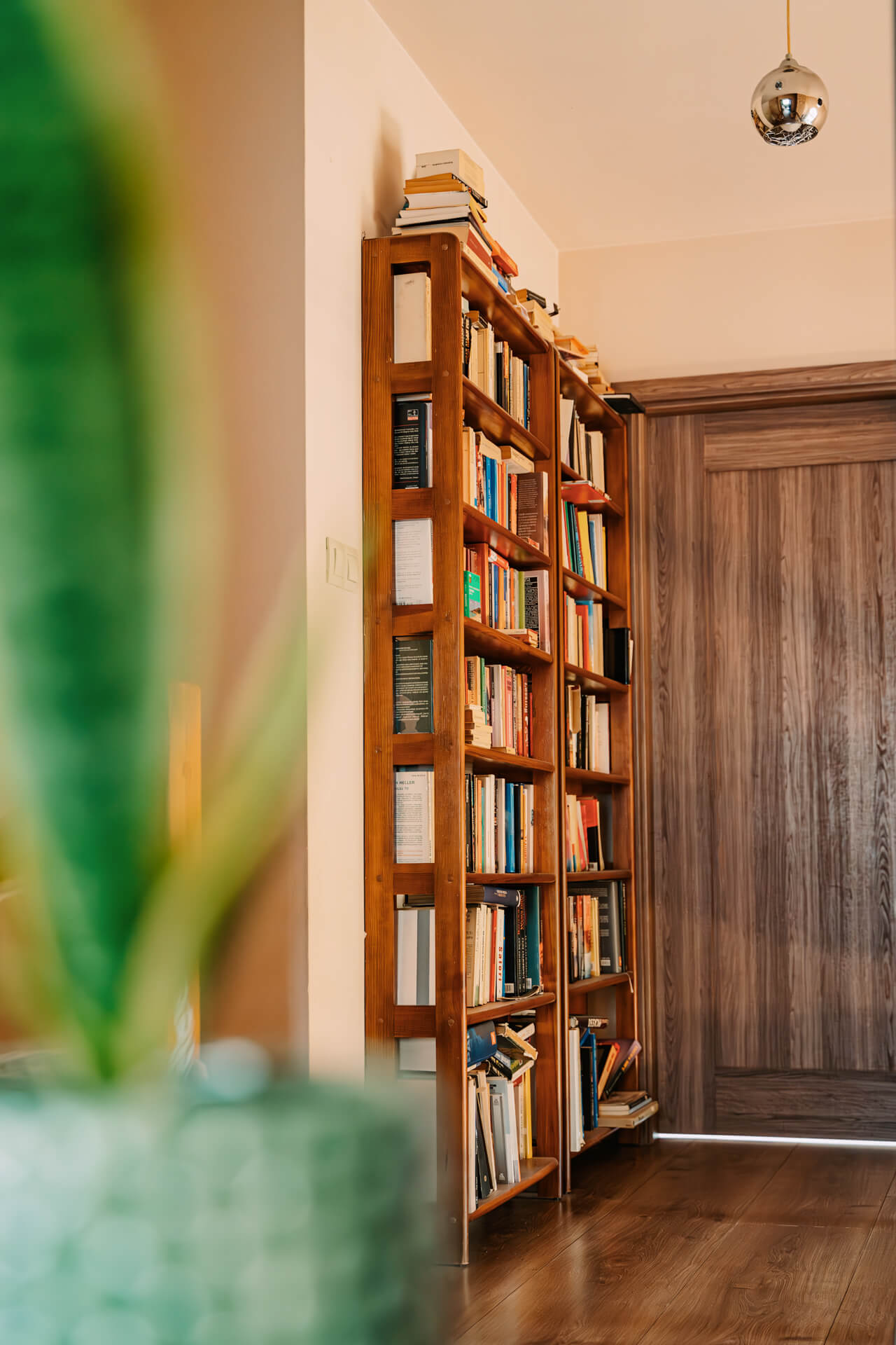 biblioteczka w willi w całorocznej agroturystyce z wyżywieniem w Borach Tucholskich