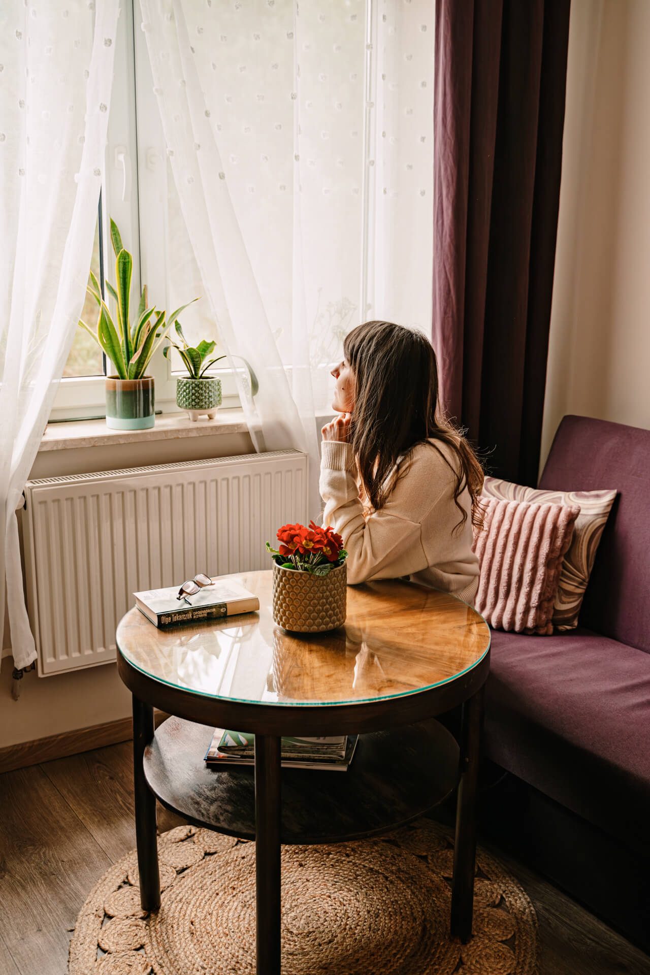 dziewczyna w saloniku apartamentu w agroturystyce z wyżywieniem w Borach Tucholskich