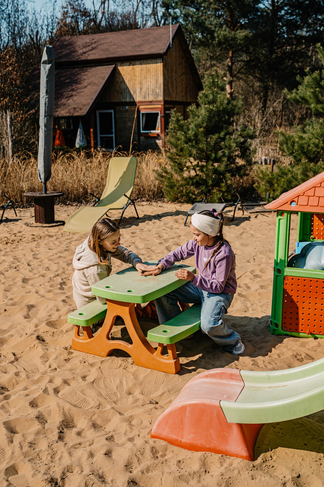 dziewczynki na plaży w całorocznej agroturystyce z wyżywieniem w Borach Tucholskich