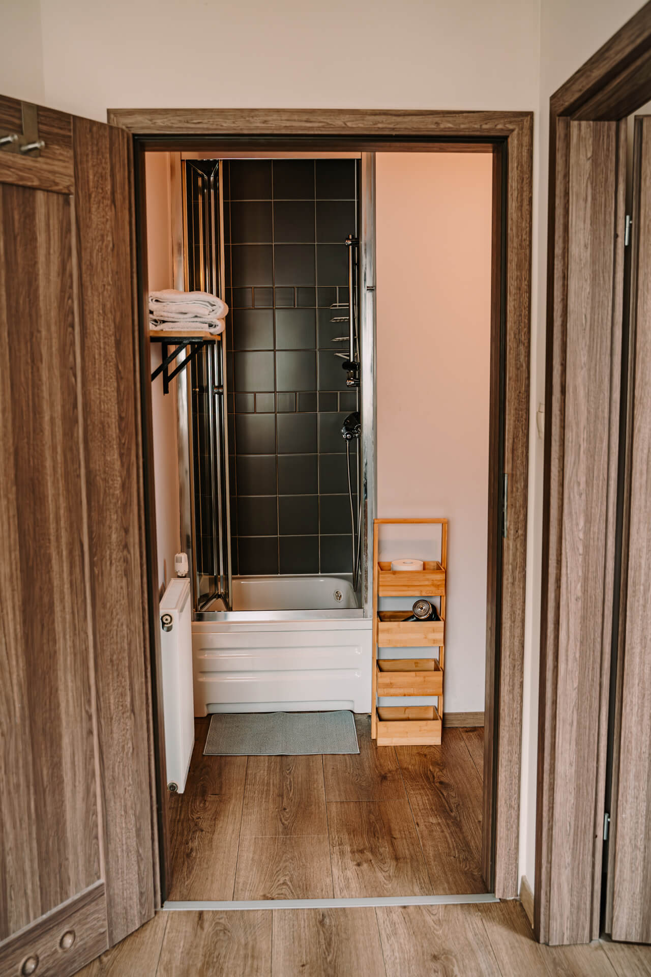prysznic w apartamencie w całorocznej agroturystyce z wyżywieniem w Borach Tucholskich
