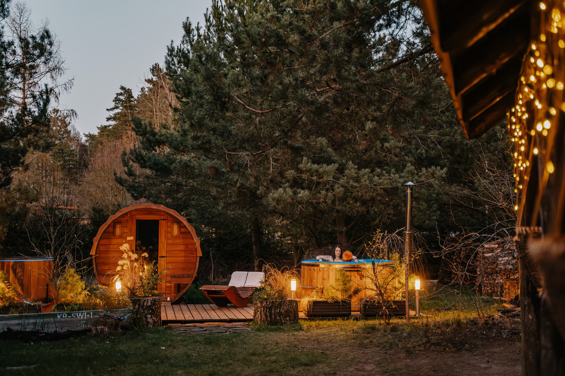 sauna i balia z jacuzzi o zmierzchu w agroturystyce z wyżywieniem w Borach Tucholskich