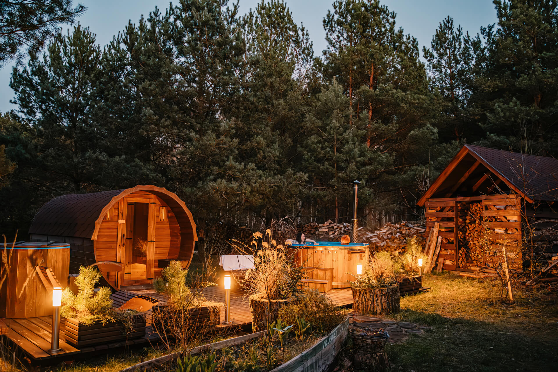 sauna i balia z jacuzzi wieczorową porą w agroturystyce z wyżywieniem w Borach Tucholskich