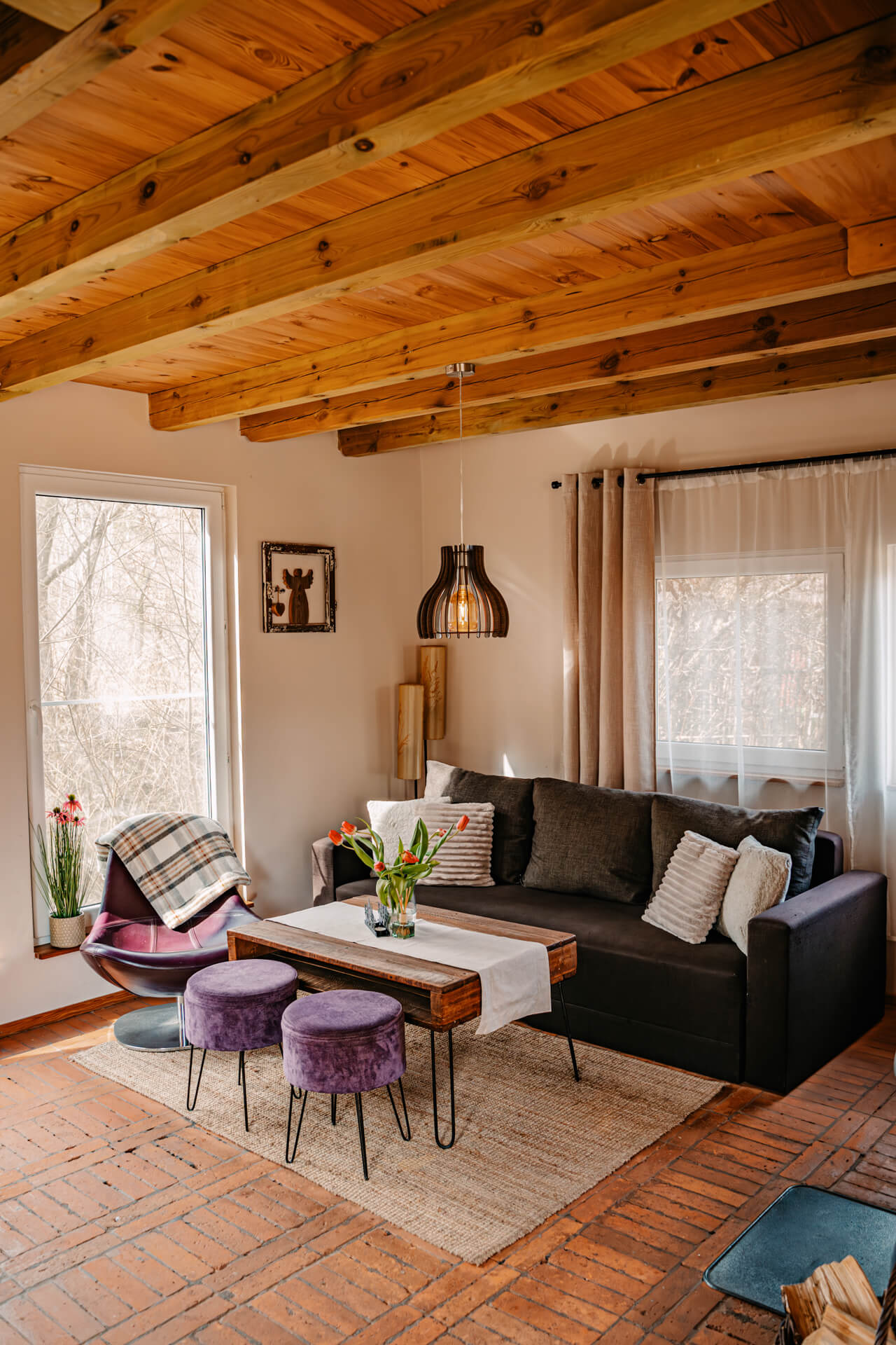 sofa w salonie całorocznego domku w agroturystyce w Borach Tucholskich