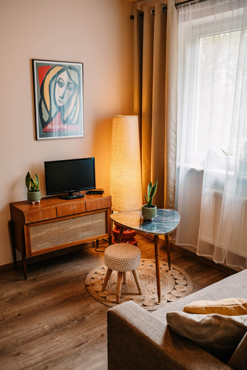 telewizor w saloniku pokoju 2 osobowego w agroturystyce z wyżywieniem w Borach Tucholskich