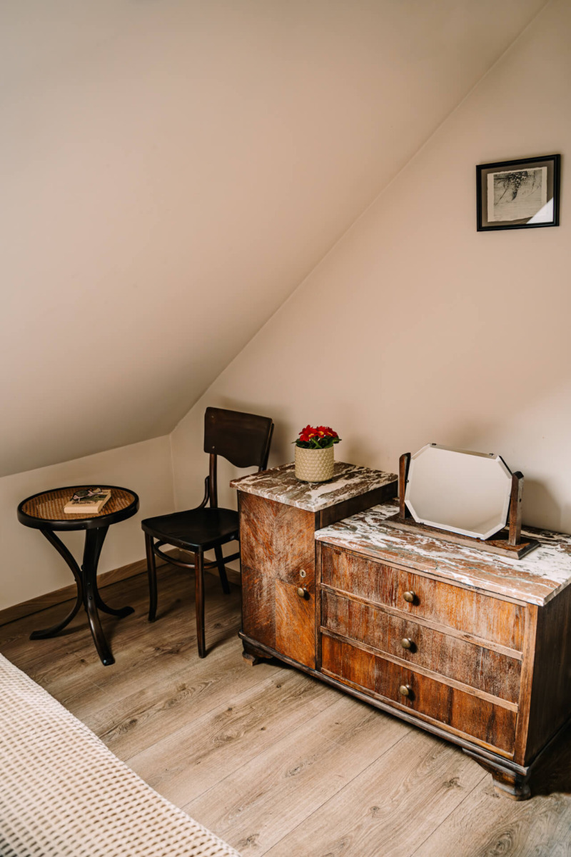 toaletka w sypialni apartamentu w agroturystyce z wyżywieniem w Borach Tucholskich