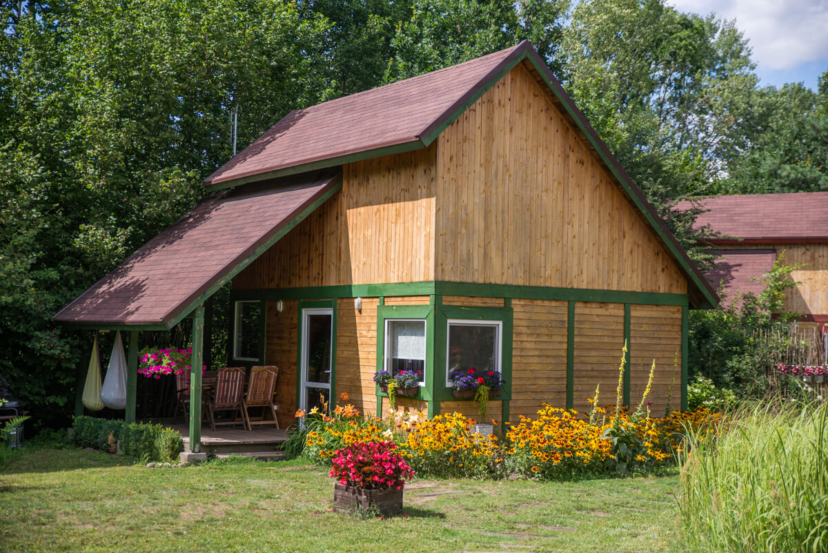 zielony letniskowy domek nad potokiem w agroturystyce z wyżywieniem w Borach Tucholskich